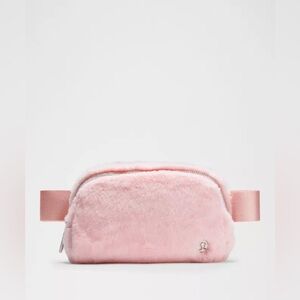 💕🆕 Lululemon Everywhere Belt Bag Plush Fleece - Strawberry Milkshake